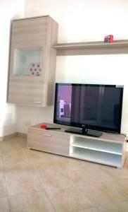 托雷拉皮罗Dimora Arnesano的客厅里设有大屏幕平面电视