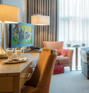 利默里克利默里克克莱顿酒店的酒店客房配有带电视和椅子的书桌