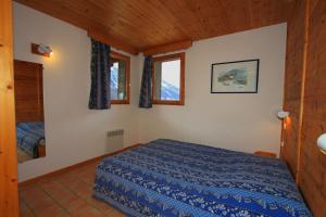 内瓦什Le Sorè Hameau des Chazals Nevache Hautes Alpes的一间卧室设有一张床和两个窗户。