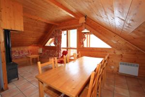 内瓦什Le Sorè Hameau des Chazals Nevache Hautes Alpes的小屋内带木桌的用餐室