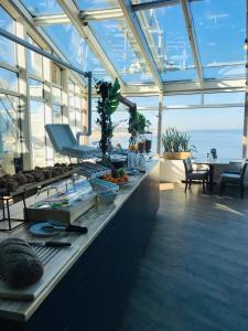 斯海弗宁恩De Pier Suites的海景玻璃建筑中的自助餐