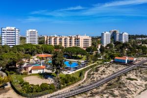 阿尔沃尔Pestana Alvor Beach Villas Seaside Resort的享有带游泳池和建筑的度假村的空中景致