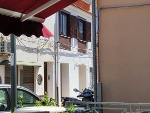帕利努罗La casetta Mare的停在大楼前的摩托车