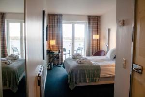 哥本哈根哥本哈根岛酒店的酒店客房设有两张床和一个阳台。