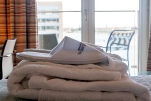 哥本哈根哥本哈根岛酒店的一张桌子上摆着的一堆白色毛巾