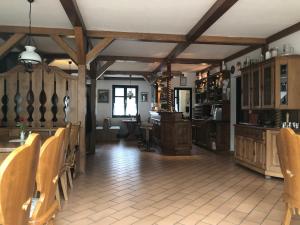 埃格尔Bacchus Panzió的厨房设有木制天花板和桌椅