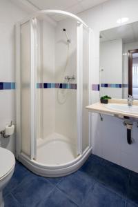 尼格兰金星旅馆的带淋浴、卫生间和盥洗盆的浴室
