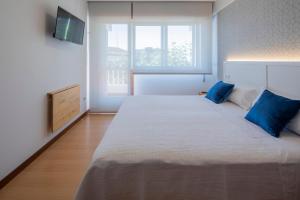 尼格兰金星旅馆的一间卧室配有一张带蓝色枕头的大床