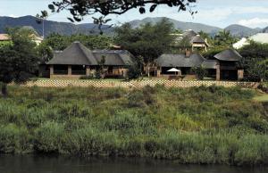 马里兰Khandizwe Kruger Villa的前沿有河流的一群房子