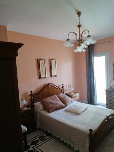 卡拉蒙特Atico的一间卧室配有一张床和一个吊灯