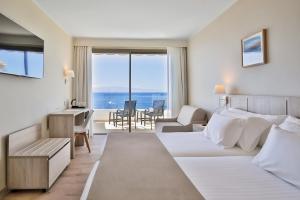 圣地亚哥港Barceló Santiago - Adults Only的酒店客房设有一张大床和一张书桌。