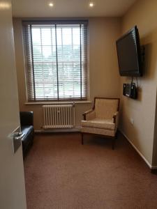 林肯夏洛特之家乡村别墅的客厅配有椅子和电视