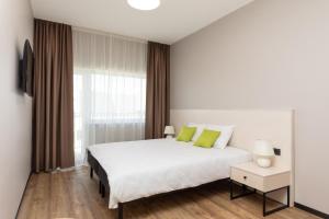 塔林U11 Hotel & SPA的卧室设有白色的床和大窗户