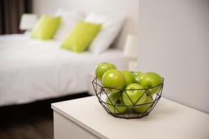 塔林U11 Hotel & SPA的卧室里桌子上一篮青苹果