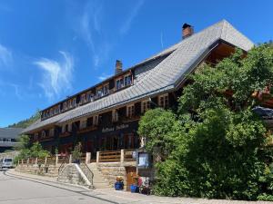 门曾施瓦德赫斯臣酒店的一座带锡屋顶的大型木制建筑