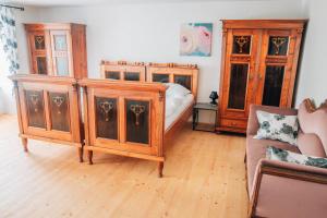 伊赫拉瓦Apartmán v přírodě v srdci Vysočiny 1的一间卧室配有木制家具、一张床和一张沙发