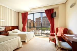彼德拉斯布兰卡斯彼德拉斯内格酒店的酒店客房设有两张床、一张书桌和一个窗户。