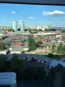 哈尔科夫Сдам посуточно однакомнатную квартиру的城市停车场的景色