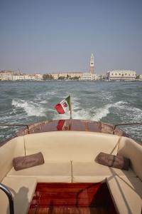 威尼斯Hotel Cipriani, A Belmond Hotel, Venice的船上有圣帽