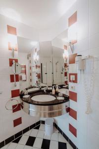 慕尼黑阿斯魏文迪慕尼黑酒店的一间带水槽和大镜子的浴室