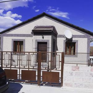 萨克德佐尔镇Cottage Tsaghkadzor的前面有栅栏的白色房子