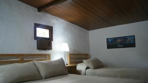 巴尔韦尔德Casas Del Monte II的一间卧室配有一张床、一张沙发和一个窗口