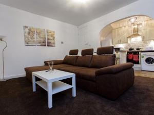 利兹沙夫茨伯里公寓的客厅配有沙发和桌子