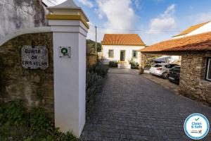 Aldeia do MatoQuinta da Eira Velha的砖路旁墙上的标志