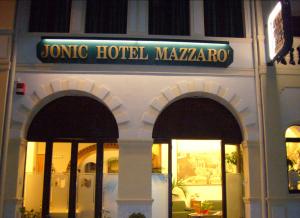 陶尔米纳马扎罗乔尼克的酒店的玛斯拉克罗朱美拉酒店,上面有标志