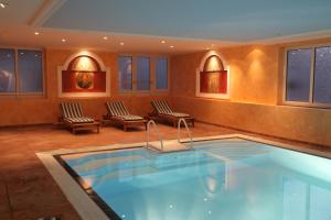 博帕德贝尔维尤莱恩酒店的游泳池位于酒店带两把椅子的房间