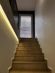 科佩尔Villa Santoma Hill的楼梯,楼梯灯和窗户