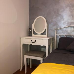 科佩尔Villa Santoma Hill的一张桌子,配有镜子和床边的椅子