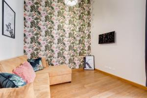罗马Klioos Apartment的带沙发和花卉壁纸的客厅