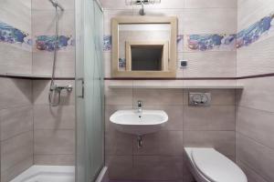 卡尔维亚Willa Nemo的一间带水槽、卫生间和镜子的浴室