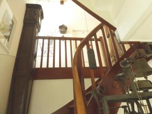 莱茵河畔威尔Pension Zur Rose的一座带摄像头的房屋内的螺旋式木楼梯