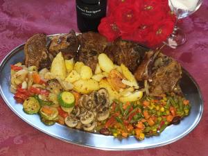普利特维采湖畔山布雷扎酒店的桌上一盘带肉和蔬菜的食物