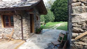 Chiusa di PesioRifugio Alpino Baudinet - Trek&Relax的一座石头房子,设有庭院和一座建筑
