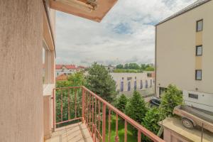 克卢日-纳波卡Casa Zorilor Cluj的享有建筑景致的阳台
