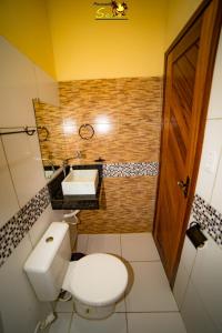 弗雷谢拉斯Pousada Sena的浴室配有白色卫生间和盥洗盆。
