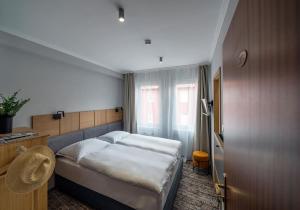 杰尔Duett - Urban Rooms的酒店客房设有床和窗户。