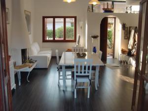 托瓦尼亚维拉吉奥拓纳兹海滩别墅的客厅配有白色的桌子和椅子