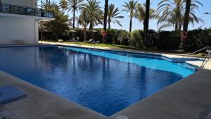 Skol 235B by Completely Marbella内部或周边的泳池