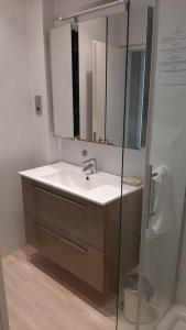 马贝拉Skol 235B by Completely Marbella的一间带水槽和镜子的浴室