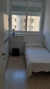 马贝拉Skol 235B by Completely Marbella的一间小卧室,配有床和窗户