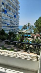 马贝拉Skol 235B by Completely Marbella的阳台享有酒店和大海的景致。