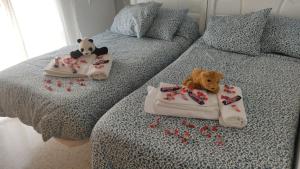 埃尔博斯克Casa el Anden 11的两张带填充大熊和泰迪熊的床
