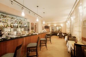 卡罗维发利金星酒店的餐厅设有酒吧,配有桌椅