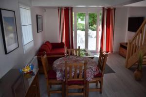 乌瑞基尼Dokaetchea的客厅配有桌子和红色沙发