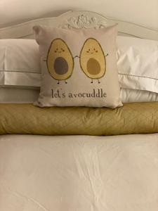 巴尔内特Cockfosters executive Mews的床上的枕头上有两个鸟儿