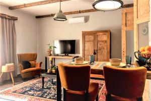 小瓦尔道BAB-LAK Apartman的客厅配有桌椅和电视。